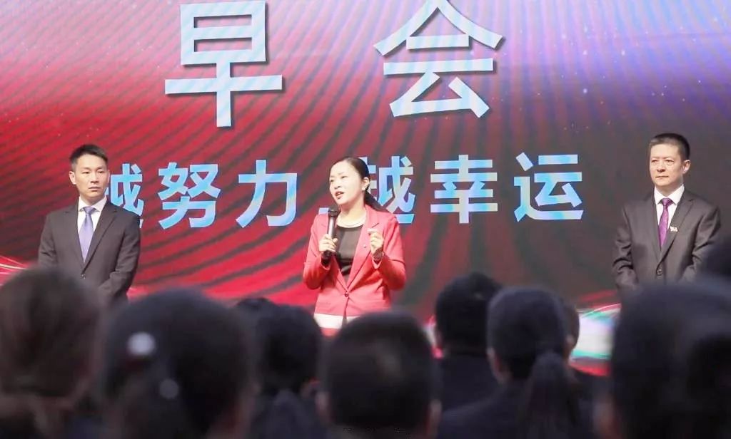 東方龍商務(wù)集團(tuán)成立5周年系列報道之四 服務(wù)篇《升級服務(wù)質(zhì)量永遠(yuǎn)在路上》 東方龍商務(wù)集團(tuán)成立5周年系列報道之四 服務(wù)篇《升級服務(wù)質(zhì)量永遠(yuǎn)在路上》