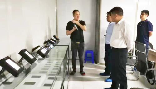 在高端顯示屏擴建投資選址項目方總部基地舉行對接會，細(xì)化合作方案，確保優(yōu)質(zhì)項目順利推進