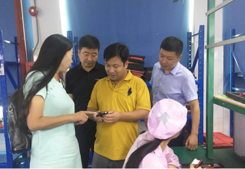 陪同政府園區(qū)對接考察智能終端產(chǎn)業(yè)鏈投資選址項目方，雙方達(dá)成多項合作共識