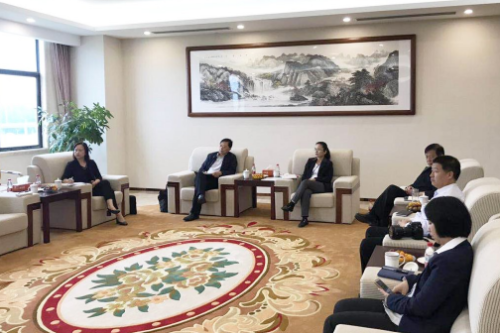 陪同政府園區對接考察高端包裝戶外型材投資選址項目,深化對接合作,推進項目加快落地 陪同政府園區對接考察高端包裝戶外型材投資選址項目,深化對接合作,推進項目加快落地