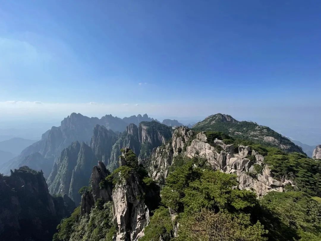 東方龍商務(wù)與春天有個(gè)約會(huì)！集團(tuán)100余人赴安徽黃山“團(tuán)建”，太嗨了！“奔跑二季度”——我們準(zhǔn)備好了！