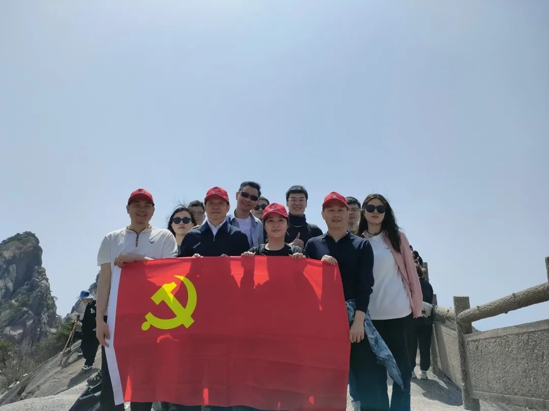 東方龍商務(wù)與春天有個(gè)約會(huì)！集團(tuán)100余人赴安徽黃山“團(tuán)建”，太嗨了！“奔跑二季度”——我們準(zhǔn)備好了！