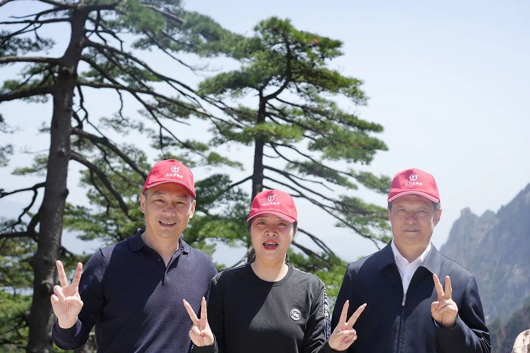 東方龍商務(wù)與春天有個(gè)約會(huì)！集團(tuán)100余人赴安徽黃山“團(tuán)建”，太嗨了！“奔跑二季度”——我們準(zhǔn)備好了！