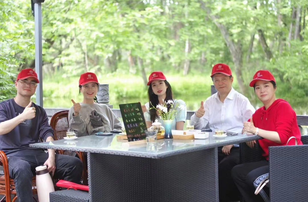 東方龍商務(wù)與春天有個(gè)約會(huì)！集團(tuán)100余人赴安徽黃山“團(tuán)建”，太嗨了！“奔跑二季度”——我們準(zhǔn)備好了！
