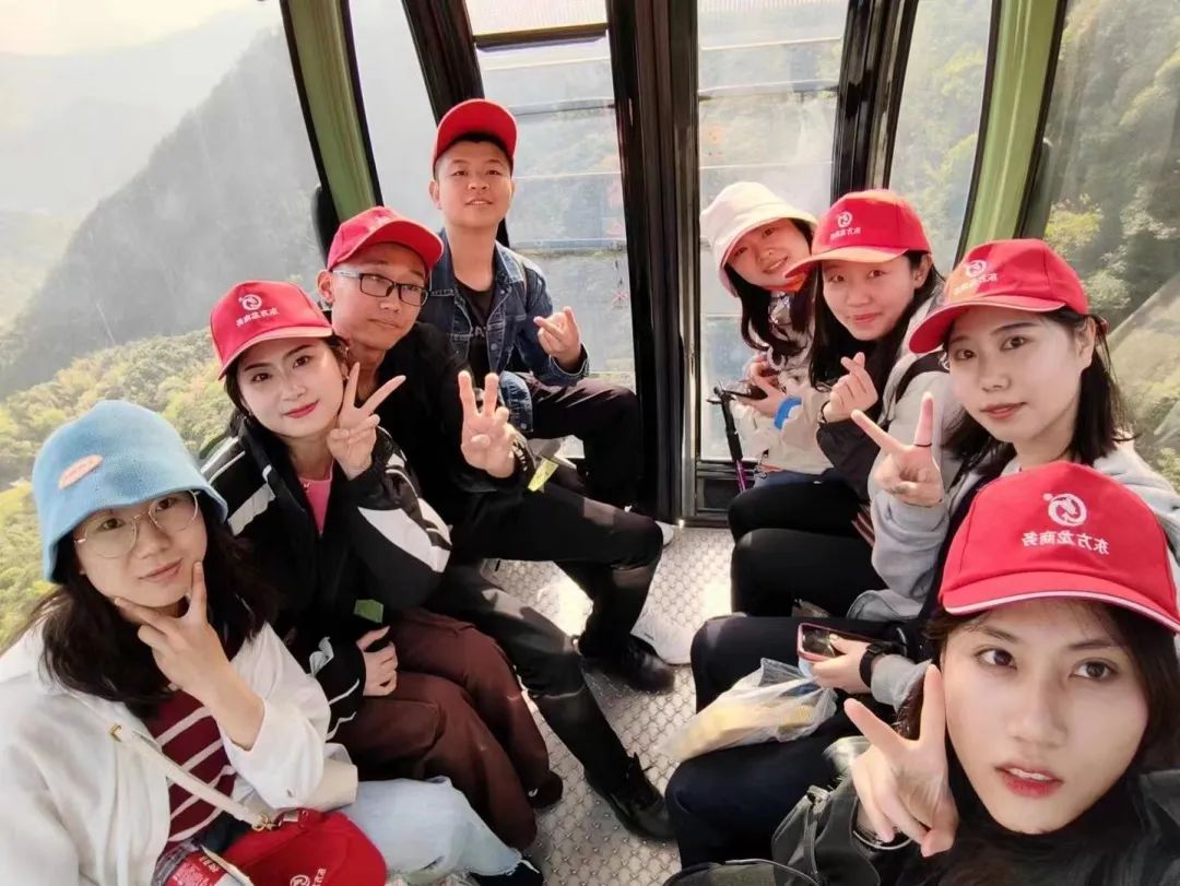 東方龍商務(wù)與春天有個(gè)約會(huì)！集團(tuán)100余人赴安徽黃山“團(tuán)建”，太嗨了！“奔跑二季度”——我們準(zhǔn)備好了！