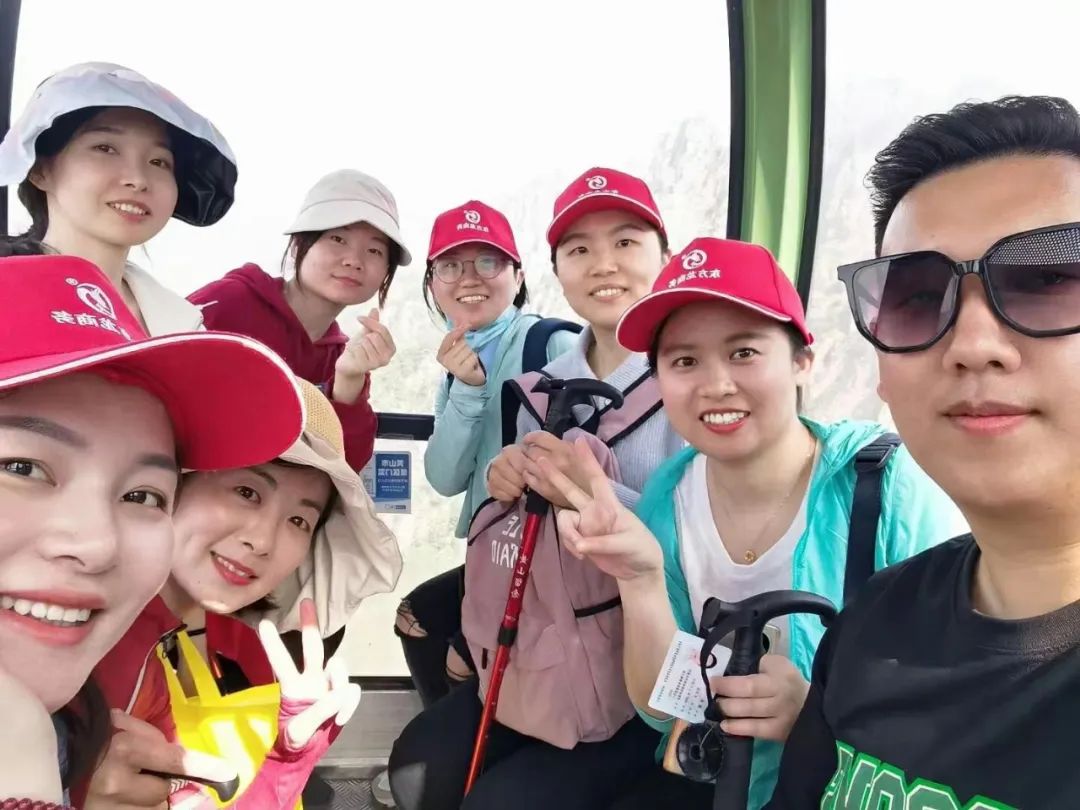 東方龍商務(wù)與春天有個(gè)約會(huì)！集團(tuán)100余人赴安徽黃山“團(tuán)建”，太嗨了！“奔跑二季度”——我們準(zhǔn)備好了！