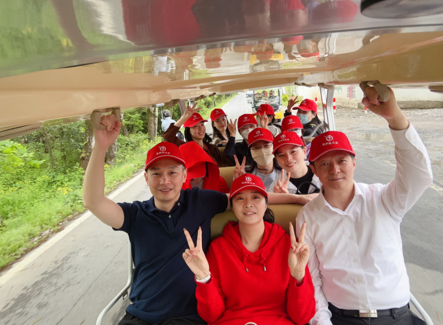 東方龍商務(wù)與春天有個(gè)約會(huì)！集團(tuán)100余人赴安徽黃山“團(tuán)建”，太嗨了！“奔跑二季度”——我們準(zhǔn)備好了！