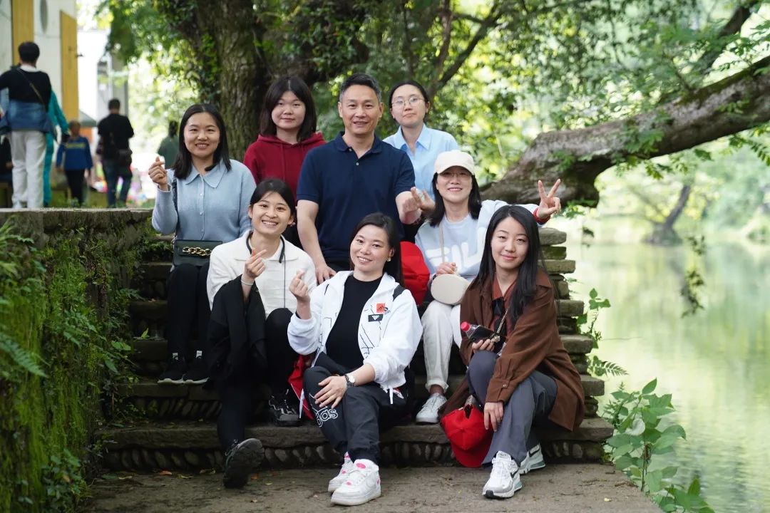 東方龍商務(wù)與春天有個(gè)約會(huì)！集團(tuán)100余人赴安徽黃山“團(tuán)建”，太嗨了！“奔跑二季度”——我們準(zhǔn)備好了！