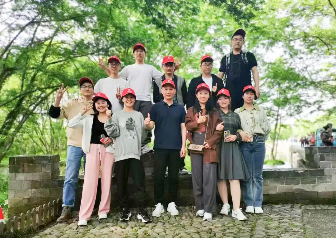 東方龍商務(wù)與春天有個(gè)約會(huì)！集團(tuán)100余人赴安徽黃山“團(tuán)建”，太嗨了！“奔跑二季度”——我們準(zhǔn)備好了！