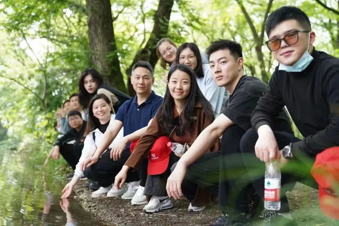 東方龍商務(wù)與春天有個(gè)約會(huì)！集團(tuán)100余人赴安徽黃山“團(tuán)建”，太嗨了！“奔跑二季度”——我們準(zhǔn)備好了！