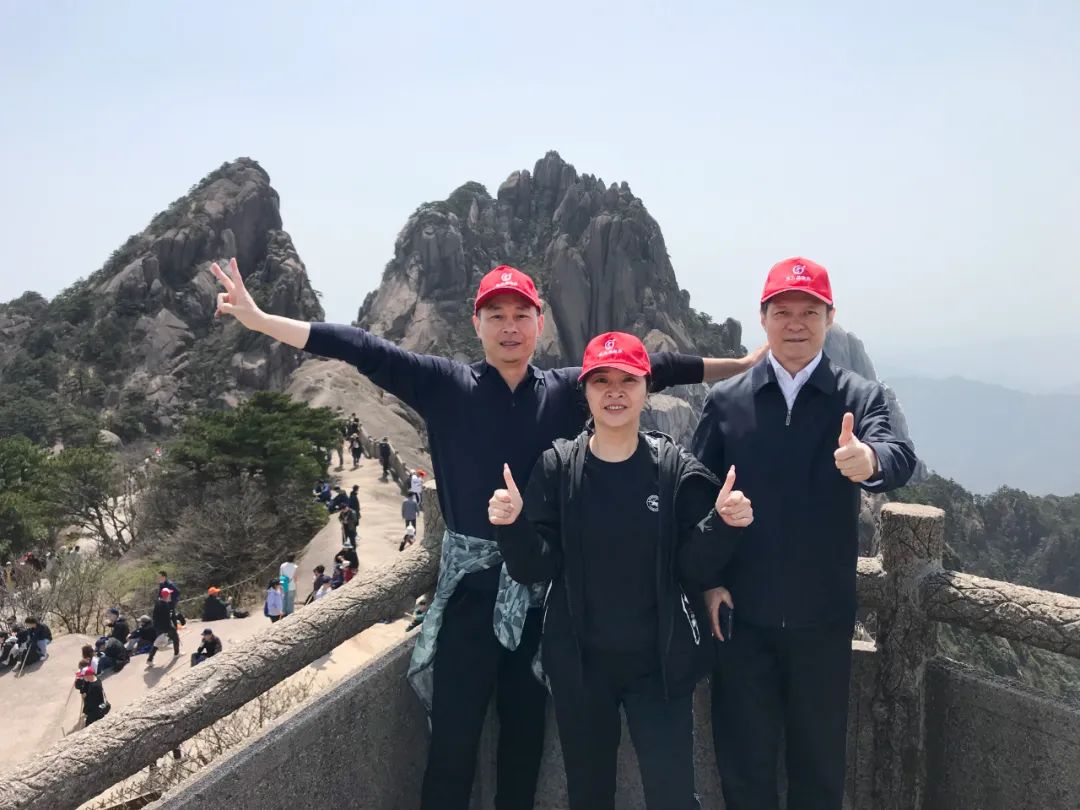 東方龍商務(wù)與春天有個(gè)約會(huì)！集團(tuán)100余人赴安徽黃山“團(tuán)建”，太嗨了！“奔跑二季度”——我們準(zhǔn)備好了！
